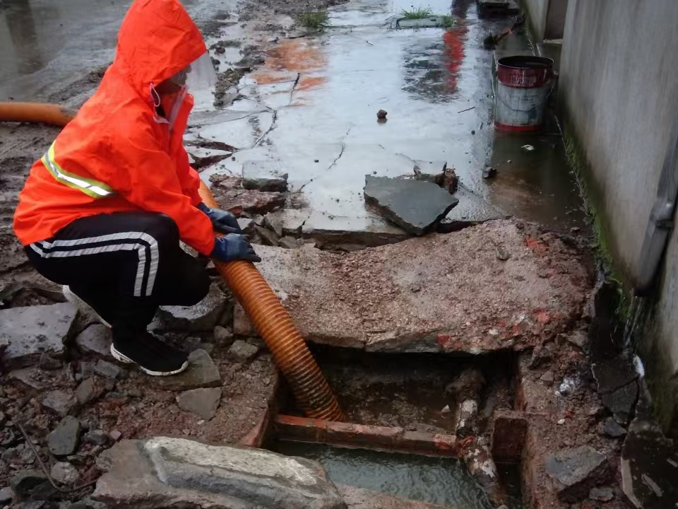 青河专业清理污水池 炜誉市政以规范流程守护城市 “肠道”