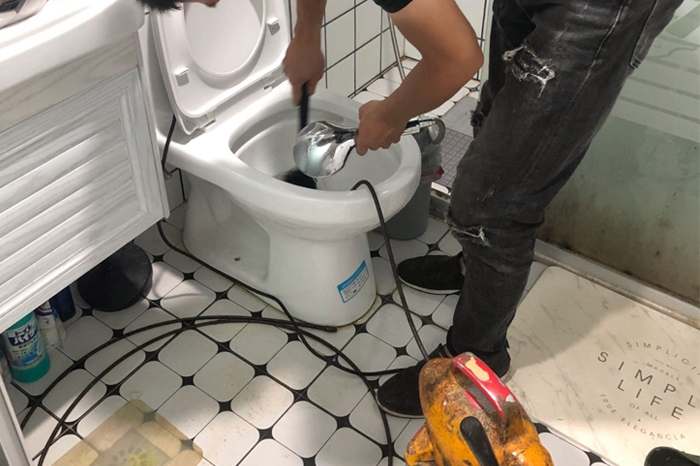 青河马桶堵塞自己疏通还是找师傅？专业上门服务让你省时更省心