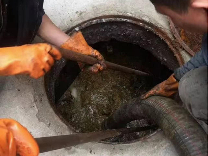 青河清理化粪池时如何避免沼气的危害？